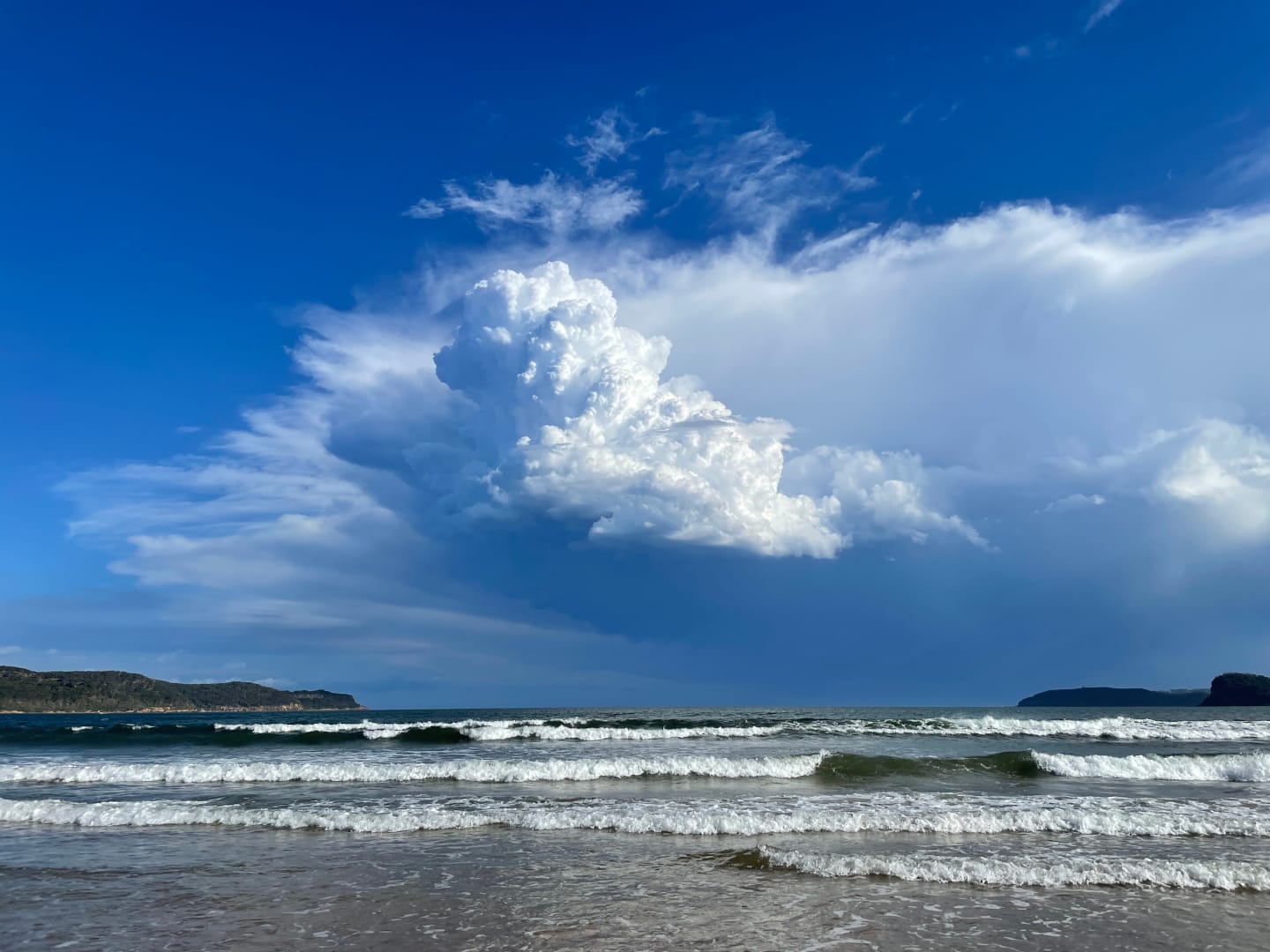 Una tormenta se aleja de la playa de Umina, en Nueva Gales del Sur (Australia)