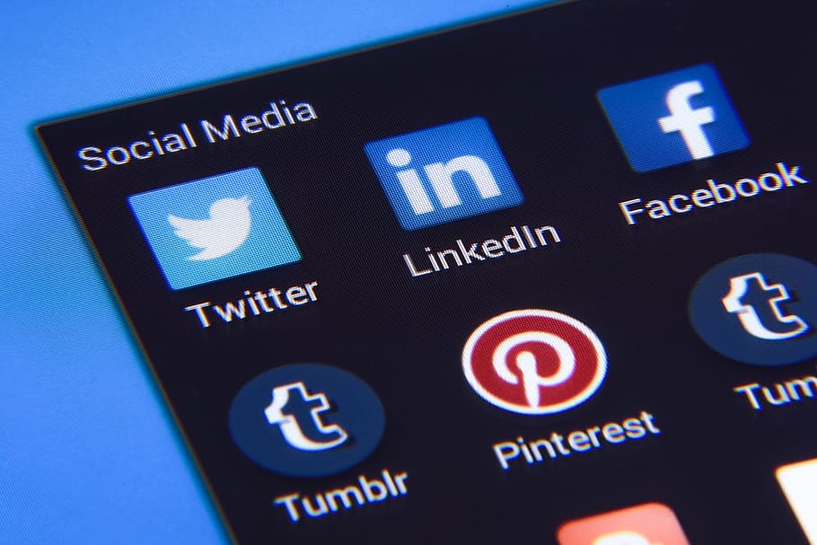 Pantalla de un smartphone mostrando varios iconos de redes sociales