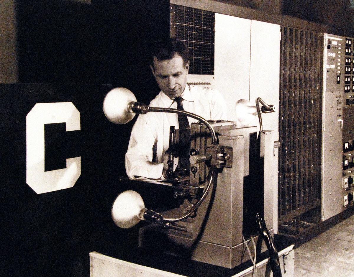 Foto de Charles Wightman ajustando el Perceptron Mark I.