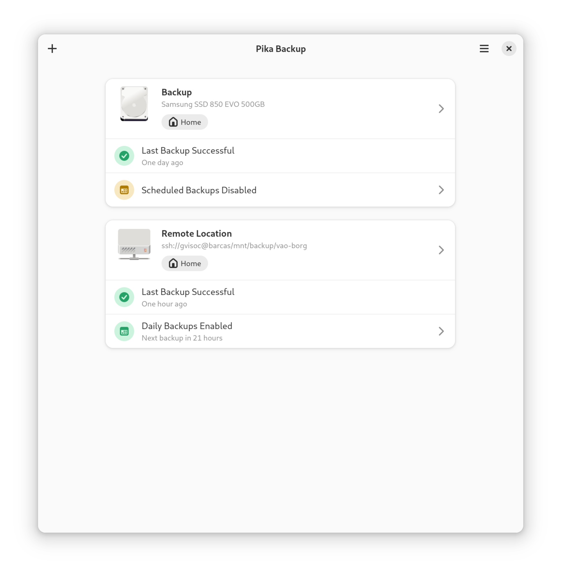 La imagen muestra la vista principal de Pika Backup. Muestra dos configuraciones de copia de seguridad, una a un disco duro USB sin programar, y otra, programada para ejecutarse periódicamente, a una ubicación remota.
