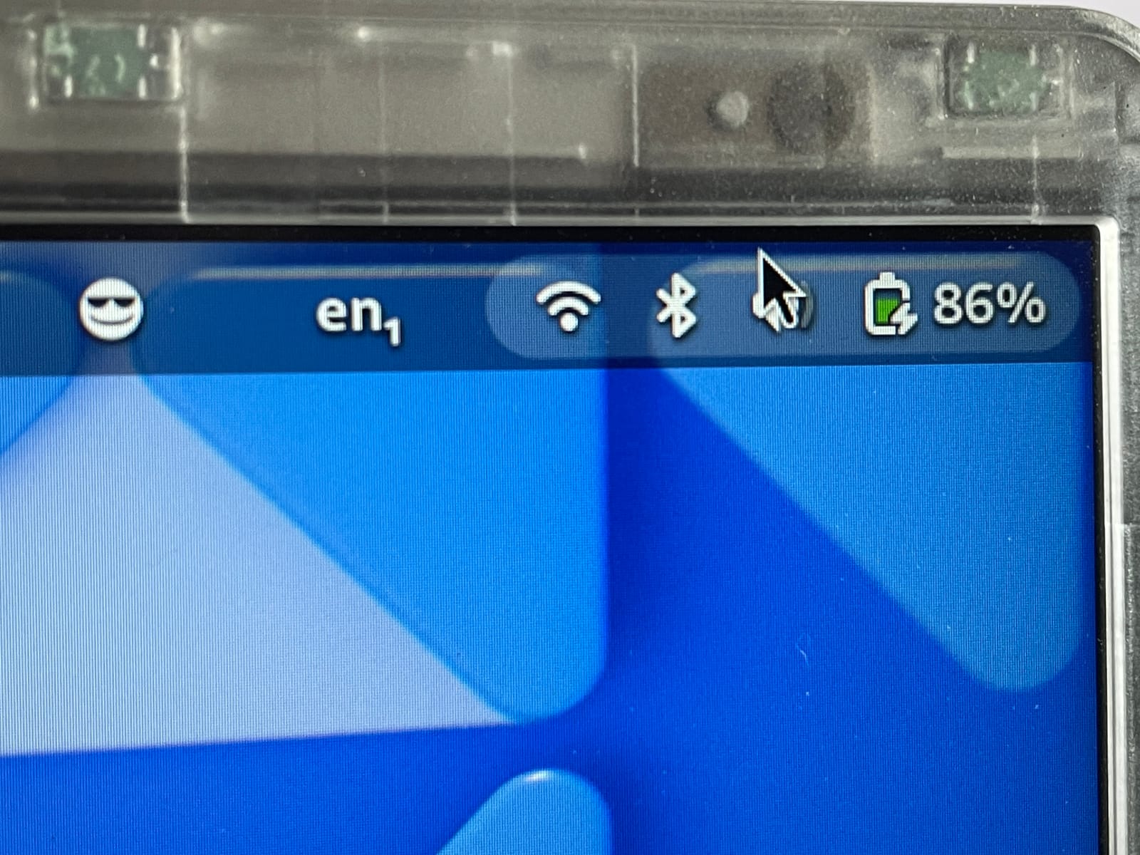 Fotografía de la pantalla donde se puede apreciar que, con la resolución de la misma, los píxeles de la imagen no son visibles ni en las distancias cortas