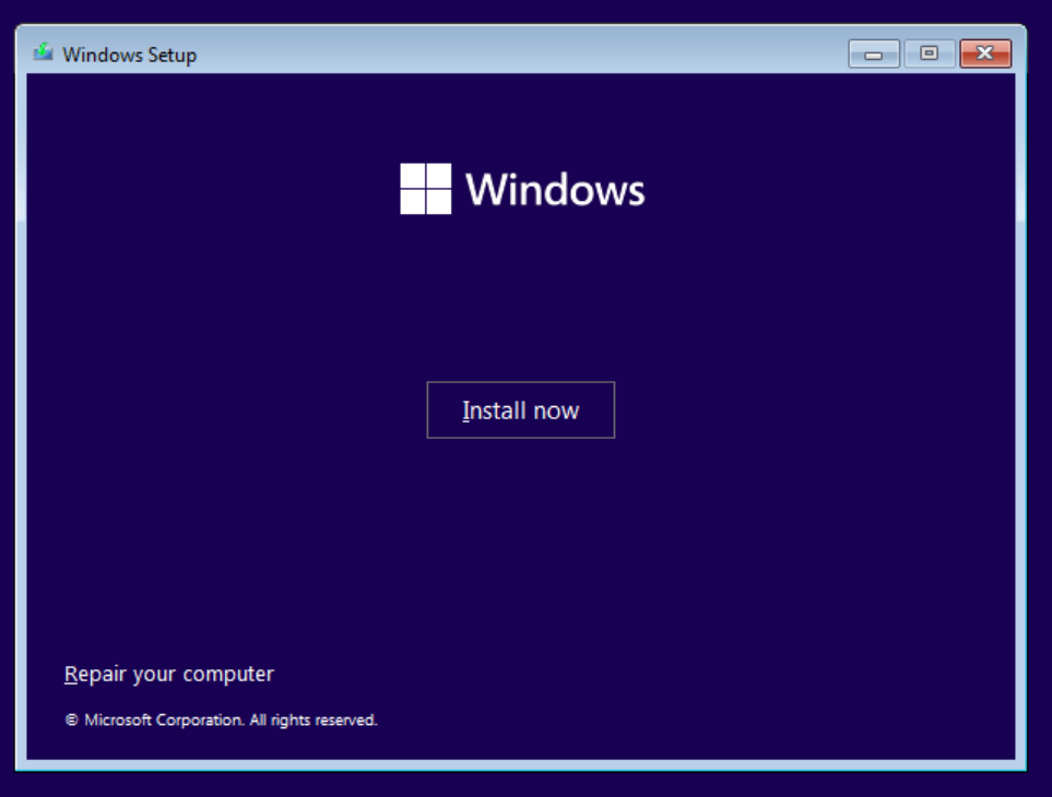 La imagen muestra la pantalla de bienvenida de Windows 11 que aparece al arrancar desde la ISO que hemos descargado. Abajo a la izquierda, vemos una opción para reparar el sistema, que nos llevará a las mismas pantallas y opciones que ofrece la partición de recuperación de Windows 10.