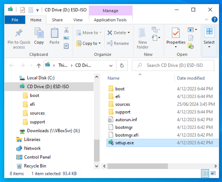 Imagen de una ventana del Explorador de Ficheros de Windows 10, mostrando los contenidos de un DVD. El DVD se llama "ESD-ISO" y es el resultado de montar la imagen de DVD de Windows 11 en Virtual Box. En el panel derecho de la ventana se muestran varias carpetas y ficheros, y está seleccionado "setup.exe".