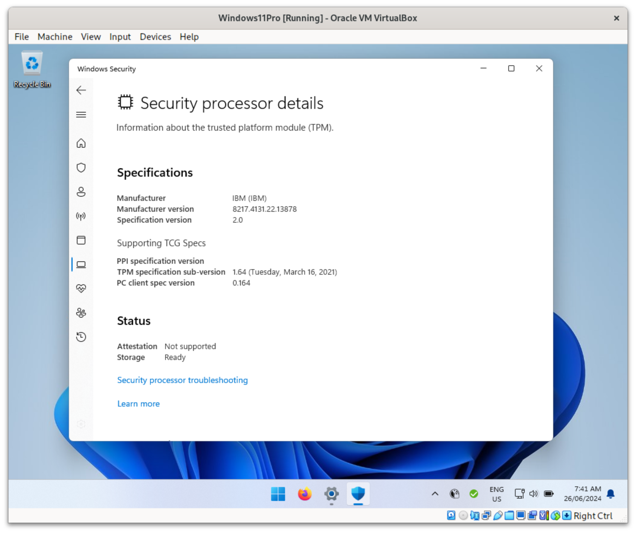 En la imagen se muestra la ventana de Virtual Box con escritorio de Windows 11. Los marcos de la ventana son los de Gnome, por lo que la máquina virtual está funcionando en Linux. Dentro de la máquina virtual hay una ventana abierta que muestra el detalle del chip TPM que le es ofrecido. Se muestran varios detalles, como el fabricante (IBM), especificaciones, y demás.